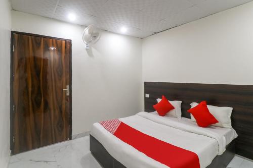 Postel nebo postele na pokoji v ubytování Hotel O Galaxy