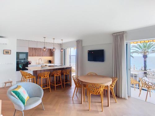 une cuisine et une salle à manger avec une table et des chaises dans l'établissement Une véritable perle 342L HUI, à Cannes