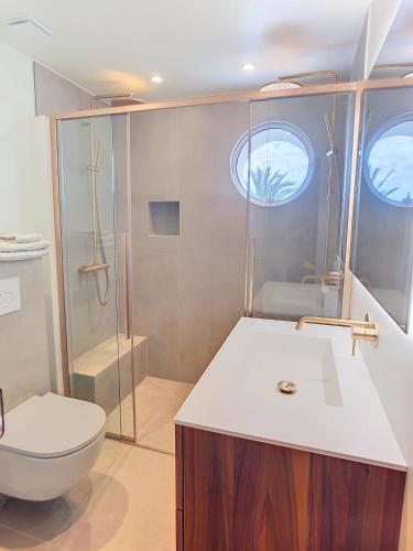 une salle de bain avec toilettes et douche dans l'établissement Une véritable perle 342L HUI, à Cannes