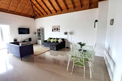 TV a/nebo společenská místnost v ubytování Montego Bay Hillside Retreat