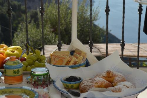una mesa con un montón de diferentes tipos de comida en B&B La Selva Santa, en Positano