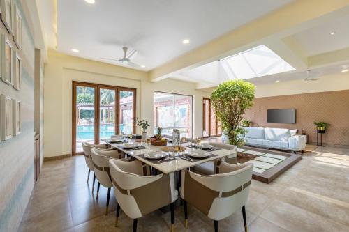 TV a/nebo společenská místnost v ubytování ELIVAAS 4 BHK With Pvt Poo & Gaming Room - Liora