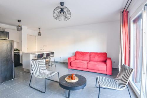 - un salon avec un canapé et des fauteuils rouges dans l'établissement Le Vallon - Bel appart 2 ch avec terrasse, à Marseille