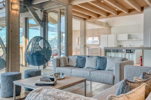 un salon avec un canapé et une table dans l'établissement Chalet Intages, à Combloux