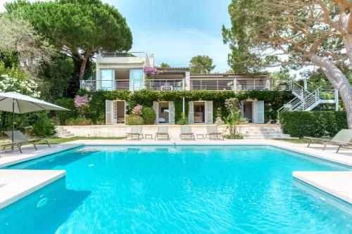 une piscine devant une maison dans l'établissement Villa Capilla, sea view, à Saint-Tropez