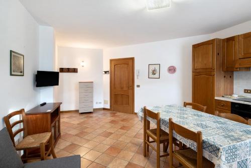 a kitchen and dining room with a table and chairs at Residence Malibu Appartamento 8 in Falcade