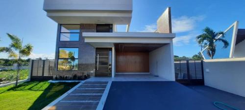 ein großes modernes Haus mit einer Garage in der Unterkunft Casa em Jacumã in Conde