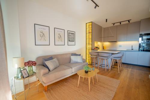 un soggiorno con divano e cucina di Apartman Noovi - With private parking a Pola (Pula)