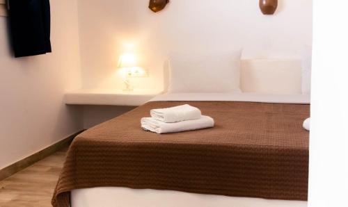 a bedroom with a bed with two towels on it at Sorokos Koufonissia in Koufonisia