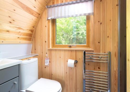 ニュービー・ブリッジにあるOrrest Headのトイレと窓のある小さなバスルーム