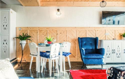 Ruang duduk di Awesome Apartment In Koscielisko