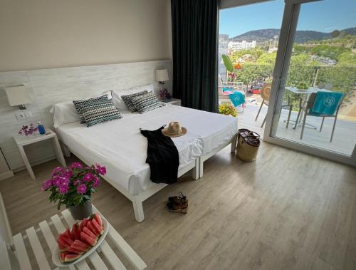 A bed or beds in a room at INN Mallorca Aparthotel