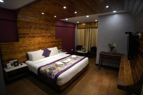 Ένα ή περισσότερα κρεβάτια σε δωμάτιο στο Mount Conifer Suites & Spa