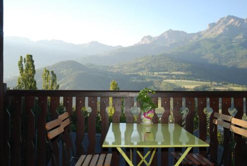 Uma vista da montanha tirada do apartamento 