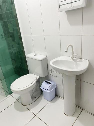 a bathroom with a toilet and a sink at Hospedagem e kitnetes D' Itália in Curitiba