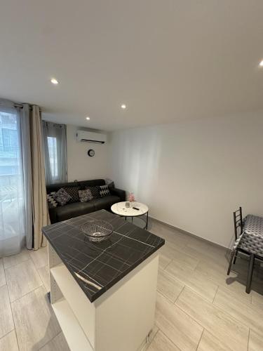 un salon avec un canapé et une table dans l'établissement Residence Graziella Appartement 100, à Juan-les-Pins