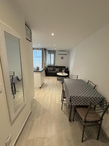 un salon avec une table et un canapé dans l'établissement Residence Graziella Appartement 100, à Juan-les-Pins