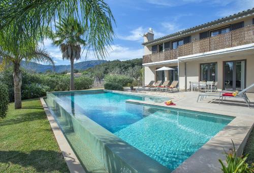 Πισίνα στο ή κοντά στο Owl Booking Villa Tereu - Luxury Retreat with Mountain Views