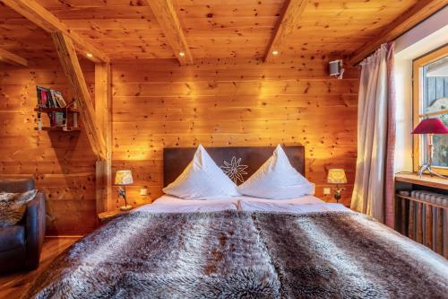 Ένα ή περισσότερα κρεβάτια σε δωμάτιο στο Chalet Alpenherz