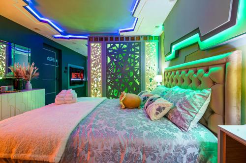 a bedroom with a large bed with pillows on it at Central London Hub in London