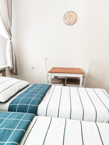 Una cama o camas en una habitación de Favorit-Rooms Direkt Metro-U1 best connection to Centralstation and City-Center