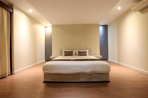 a bedroom with a large bed in the middle of it at Villa Skyline Lombok in Lajor