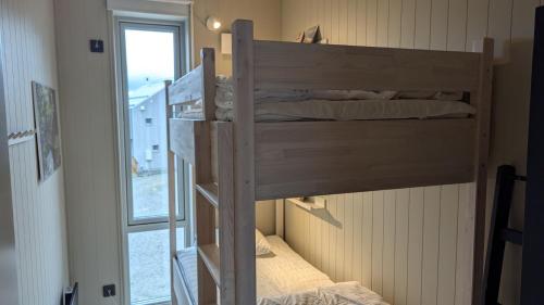 a couple of bunk beds in a room with a window at Viste Funäsdalen in Funäsdalen