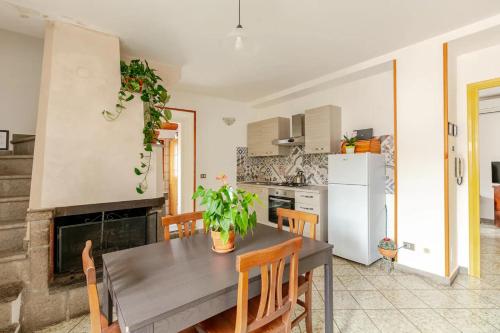 Dapur atau dapur kecil di Nina's Guest House
