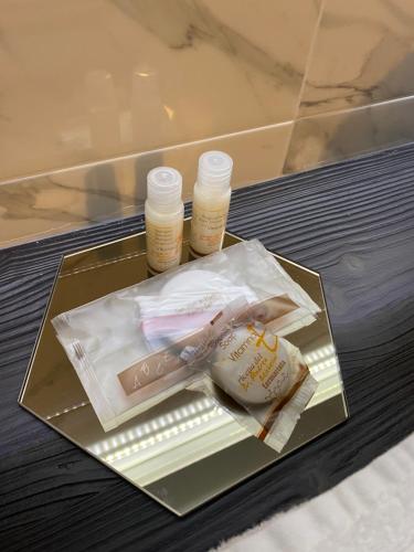 a tray with two bottles of cosmetics on a table at La Maison Foggia in Foggia