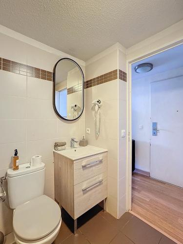 une salle de bain avec toilettes, lavabo et miroir dans l'établissement Beau studio bord de mer à Villeneuve Loubet French Riviera, à Villeneuve-Loubet