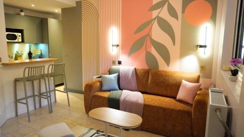 un salon avec un canapé et une cuisine dans l'établissement Proche Croisette, Studio Palmier 14, By Palmazur Vacances, à Cannes