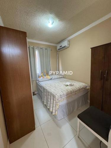 una camera da letto con un letto e un lavandino di Duplex Cobertura Premium a Feira de Santana