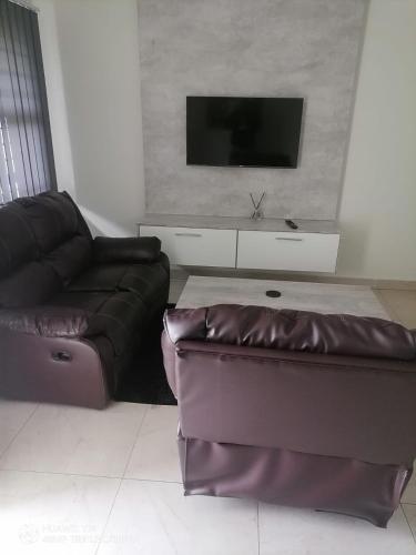 Una televisión o centro de entretenimiento en Mafini Villa