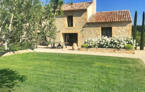 una casa de piedra con césped delante en Lovely Home In Le Thor With Wifi, en Le Thor