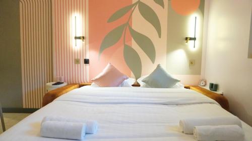 une chambre avec un grand lit blanc avec deux serviettes dessus dans l'établissement Proche Croisette, Studio Palmier 14, By Palmazur Vacances, à Cannes