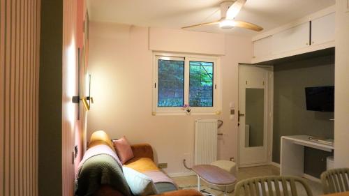 une personne assise sur un canapé dans un salon dans l'établissement Proche Croisette, Studio Palmier 14, By Palmazur Vacances, à Cannes