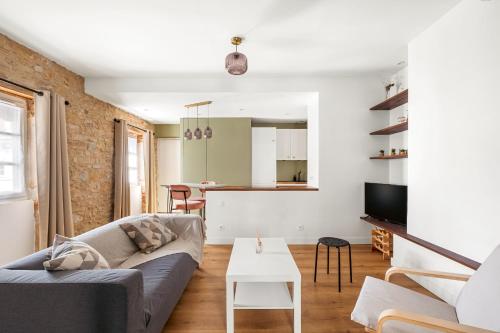 un salon avec un canapé et une table dans l'établissement Le Franklin romantic apartment Ainay Bellecour, à Lyon