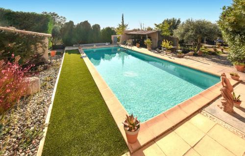- une grande piscine dans une cour avec gazon dans l'établissement Stunning Home In Cabrières-Daigues, à Cabrières-dʼAigues