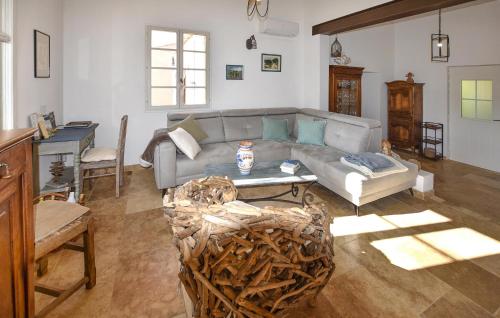 un salon avec un canapé et une table dans l'établissement Stunning Home In Cabrières-Daigues, à Cabrières-dʼAigues