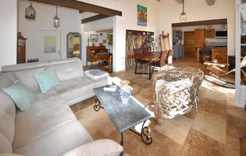 un salon avec un canapé et une table dans l'établissement Stunning Home In Cabrières-Daigues, à Cabrières-dʼAigues
