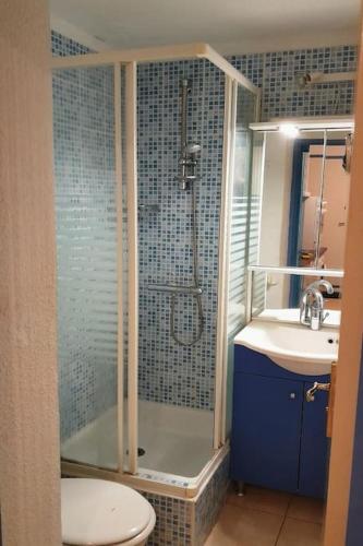 une salle de bain avec une douche, des toilettes et un lavabo dans l'établissement Appartement Saint Pierre la Mer 5 personnes, vue sur la mer, piscine, parking, tennis C164, à Saint Pierre La Mer