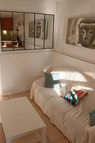 une petite pièce avec un lit et une table dans l'établissement Maison de village sur Donzère, à Donzère