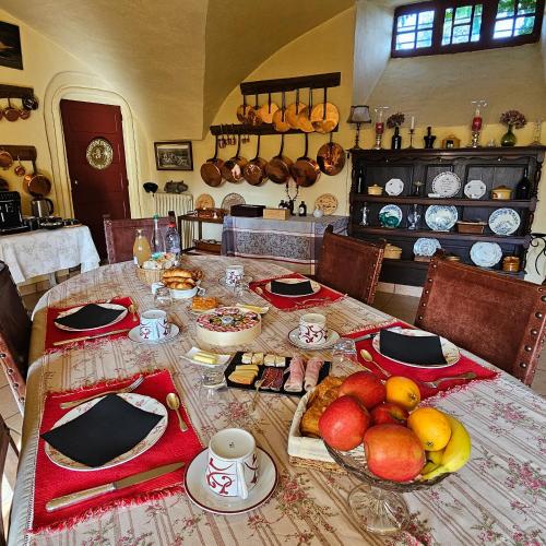 Saint-SaturninにあるChâteau royal de Saint-Saturninのダイニングルームテーブル(果物、皿付)