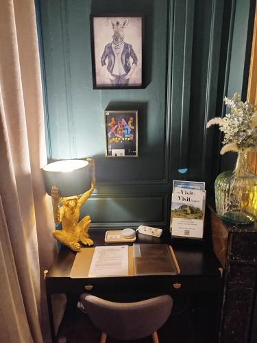 a desk with a lamp and a chair in a room at Nancy Vieille Ville Stanislas in Nancy