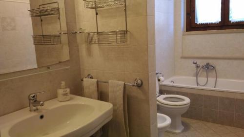 bagno con lavandino e servizi igienici di Villa San Nicola B&B a Follonica