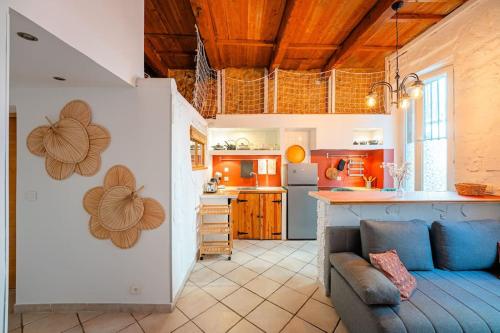 un salon avec un canapé et une cuisine dans l'établissement T2 Cosy & Élégant à Castellane Idéal Couple Pro, à Marseille