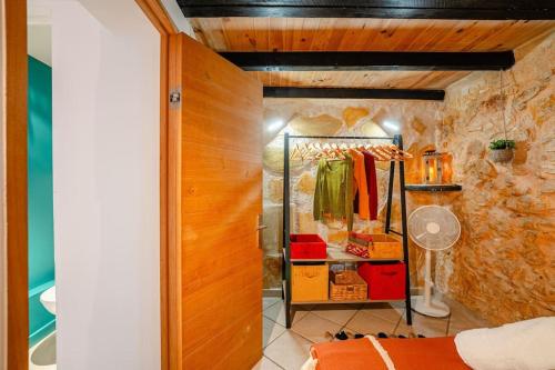 - un dressing dans une chambre avec un mur dans l'établissement T2 Cosy & Élégant à Castellane Idéal Couple Pro, à Marseille