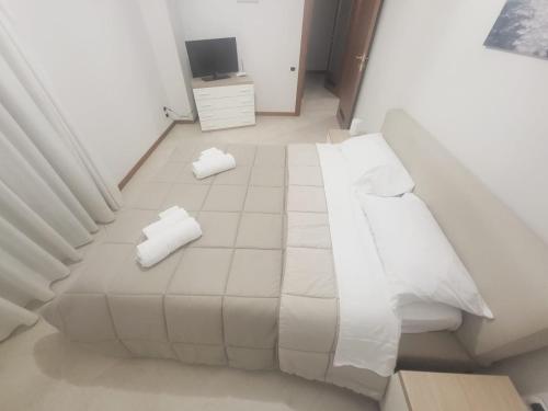 een wit bed met 2 kussens in een kamer bij Appartamenti Le Gemme in Napels