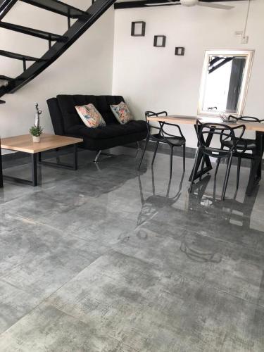 a living room with a black couch and tables at CIC Apartamento amoblado Mirador del Sinú in Montería