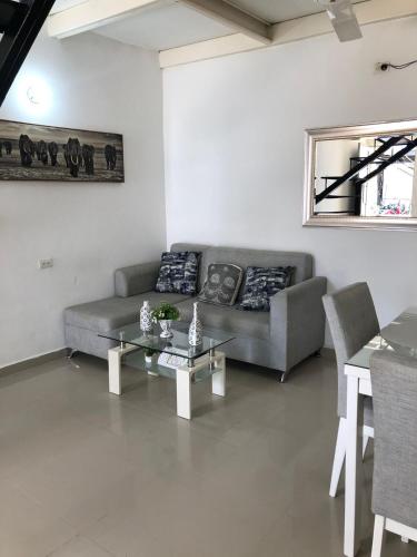 a living room with a couch and a table at CIC Apartamento amoblado Mirador del Sinú in Montería